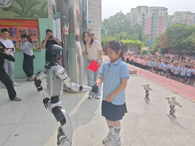 从液氮魔法到AI伙伴，解放区校园刮起超燃科学风(图1)